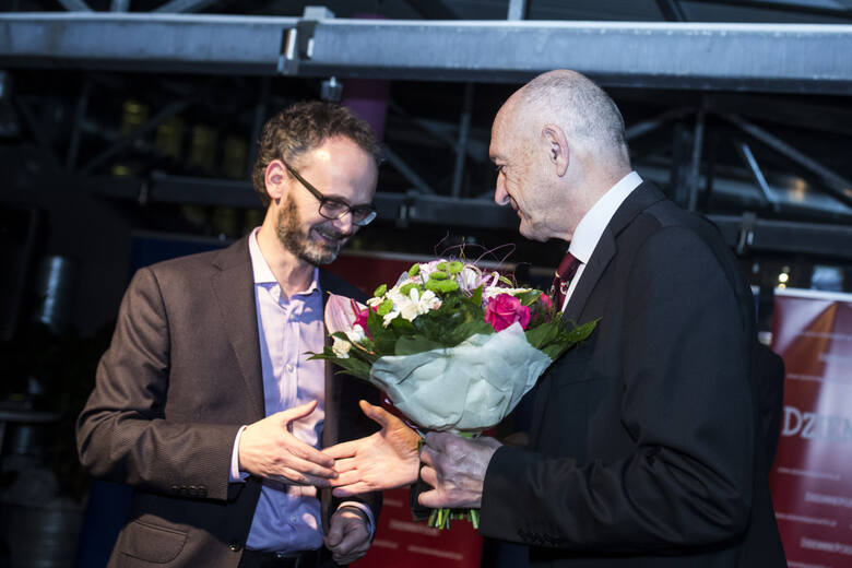 Andrzej Stanowski podczas Gali 10 Asów Małopolski 2016 w Hotelu Galaxy w Krakowie otrzymuje nagrodę z rąk redaktora naczelnego Marka Kęskrawca za długoletnią pracę