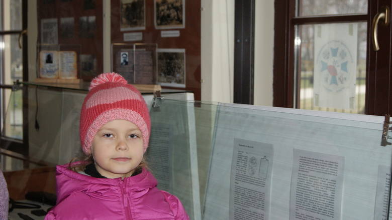 Uczniowie z Szkoły Podstawowej im. Ks. Stanisława Konarskiego oglądali eksponaty w Bramie Parkowej w Skierniewicach [ZDJĘCIA]