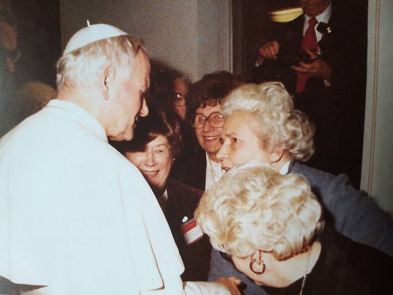 Maria Mirecka-Loryś wraz z delegacją amerykańskiego Związku Polek u Ojca Świętego w listopadzie 1981 roku.