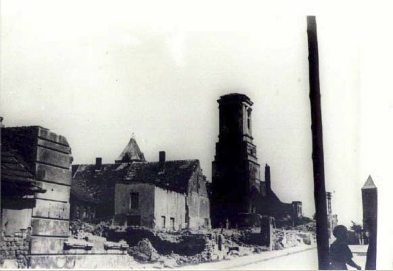 Zniszczony ratusz w Byczynie w 1945 roku