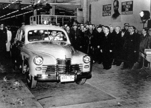 Szóstego listopada 1951 r., w przeddzień rocznicy rewolucji październikowej, triumfalnie zjechało z taśmy pionierskie auto zmontowane w całości z radzieckich