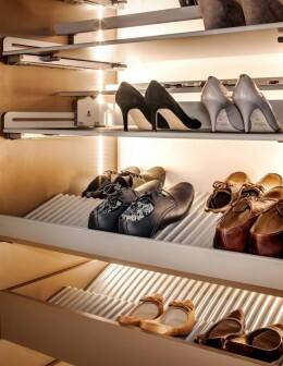 Odpowiednia ekspozycja butów w garderobie sprawi, że będą one zawsze pod ręką.