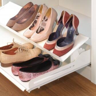 Innym praktycznym sposobem przechowywania butów jest system z nadstawianą półką, która może być ustawiona pod różnymi kątami.