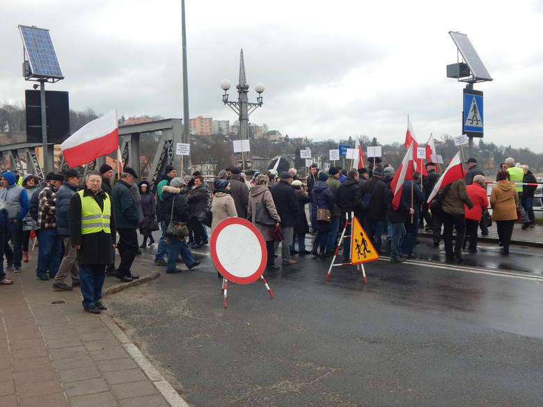 Trzeci protest w sprawie obwodnicy Krosna Odrz. był donośny. Jego uczestnicy tradycyjnie mieli ze sobą transparenty i flagi. Było głośno, ale czy to wystarczy, żeby zwrócić uwagę rządu?