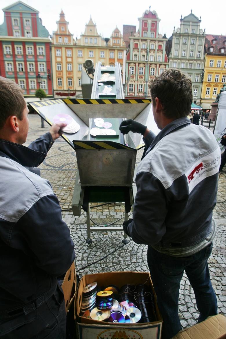 Celnicy niszczą pirackie płyty wrzucając je do specjalnie przygotowanego młynka (Wrocław)