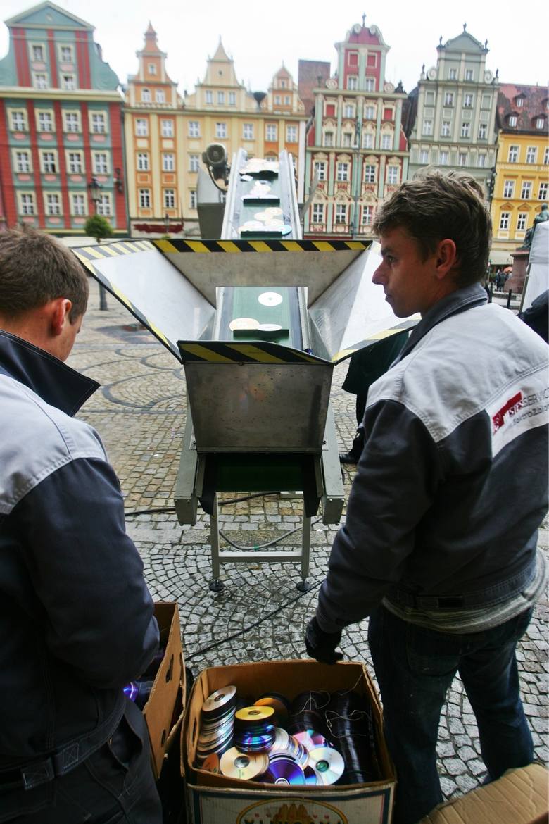 Celnicy niszczą pirackie płyty wrzucając je do specjalnie przygotowanego młynka (Wrocław)