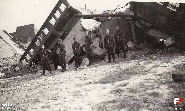 Niemieccy żołnierze przed wyburzoną konstrukcją mostu