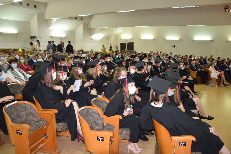 Zdjęcia z absolutorium studentów medycyny na Uniwersytecie Zielonogórskim - czerwiec 2021 r.