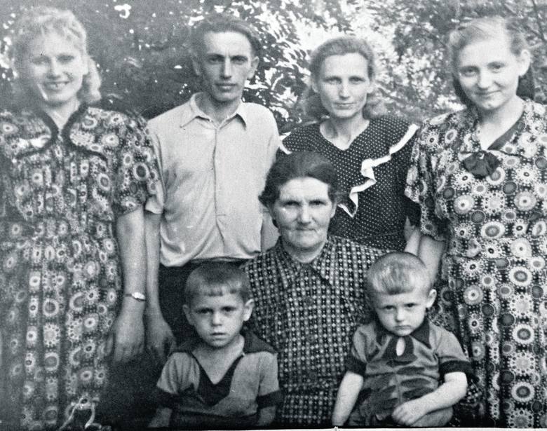 Rodzina pani Bronisławy. Babcia Julcia (druga od lewej), brat ojca Karol z żoną Albiną i jej mamą