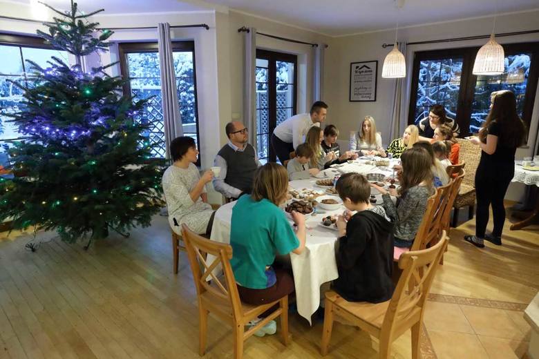 Prezydent Gdańska - Paweł Adamowicz pomagał w przygotowaniach do Świąt Bożego Narodzenia w 