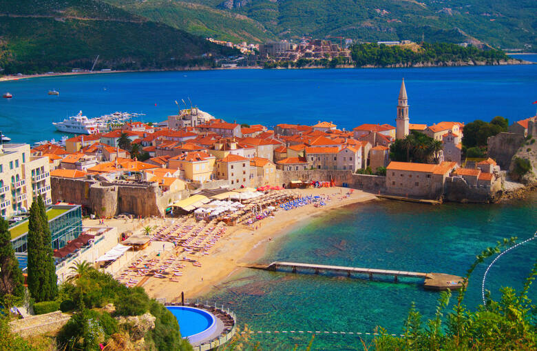 Urokliwe miasto Budva (Czarnogóra) uchwycone z lotu ptaka