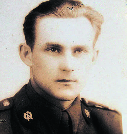 Julian Jamróz (rocznik 1931) w mundurze żołnierskim w Szczakowej, obecnie mieszkaniec Brzegu, autor pamiętnika i strażnik pamięci o polskim Wołyniu.