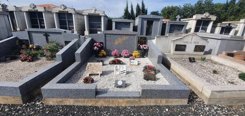 W tym grobie na terenie Francji spoczywa Antoine Salvat z żoną.