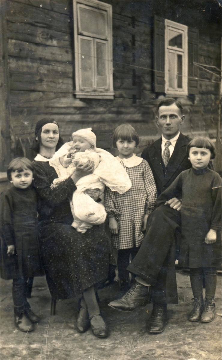 Hajnówka, rok 1936. Sylwestra i Leonard Żukowscy z dziećmi (od lewej): Danutą, Bogusławem,Jadwigą i Różą