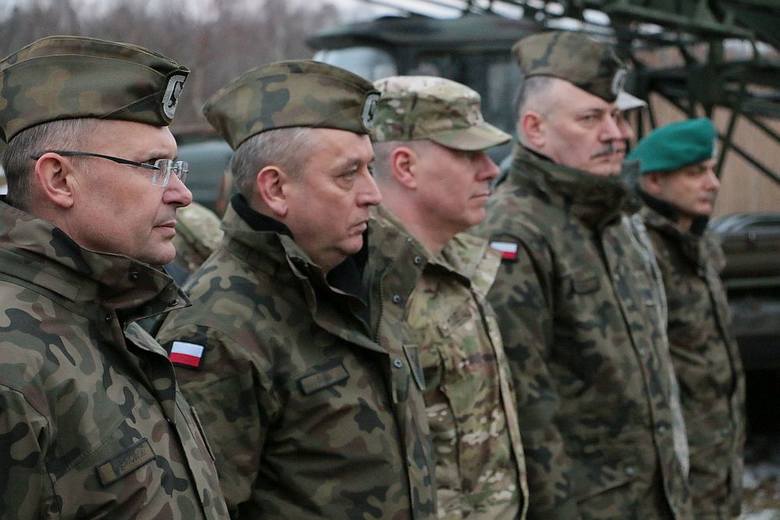Minister Obrony Antoni Macierewicz i ambasador USA w Polsce Paul W. Jones przyjechali do Skwierzyny na poligon by zobaczyć jak ćwiczą wojska sił sprzymierzonych.