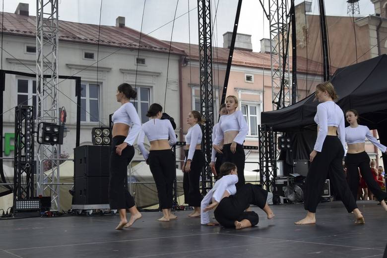 W niedzielę podczas Skierniewickiego Święta Kwiatów, Owoców i Warzyw przed liczną publicznością wystąpiło Studio Tańca Art Station. Koncert wykonywało kilka zespołów tej niepublicznej szkoły tańca Agnieszki Madej.