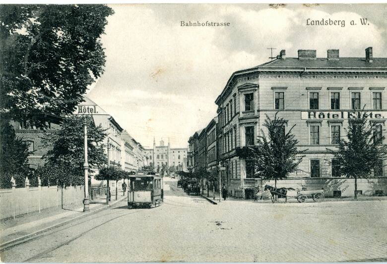 Dziś to miejsce wygląda zupełnie inaczej, a to ulica Dworcowa (widok sprzed dworca).