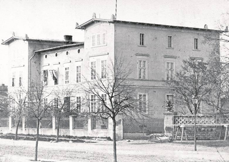 Dawniej willa dyrektora huty Krausewerk, dziś siedziba prokuratury rejonowej na ul. Piłsudskiego.