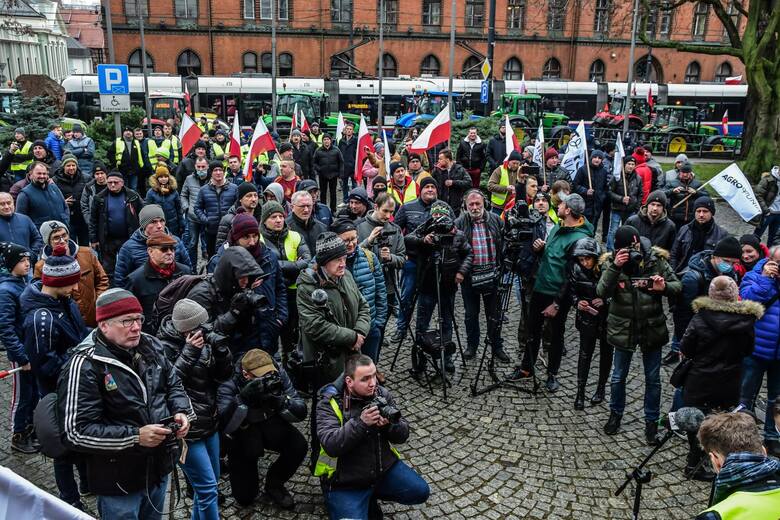 Protest rolników w Bydgoszczy pod Kujawsko-Pomorskim Urzędem Wojewódzkim