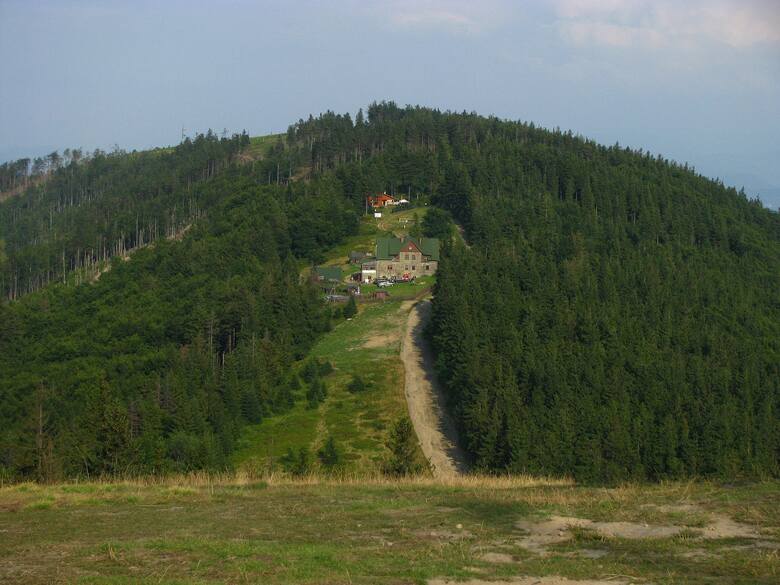 Obok Skrzycznego, najpopularniejszą górą w okolicach Szczyrku jest Klimczok. Znajduje się tu wiele tras spacerowych i schronisko górskie. Zdjęcie na