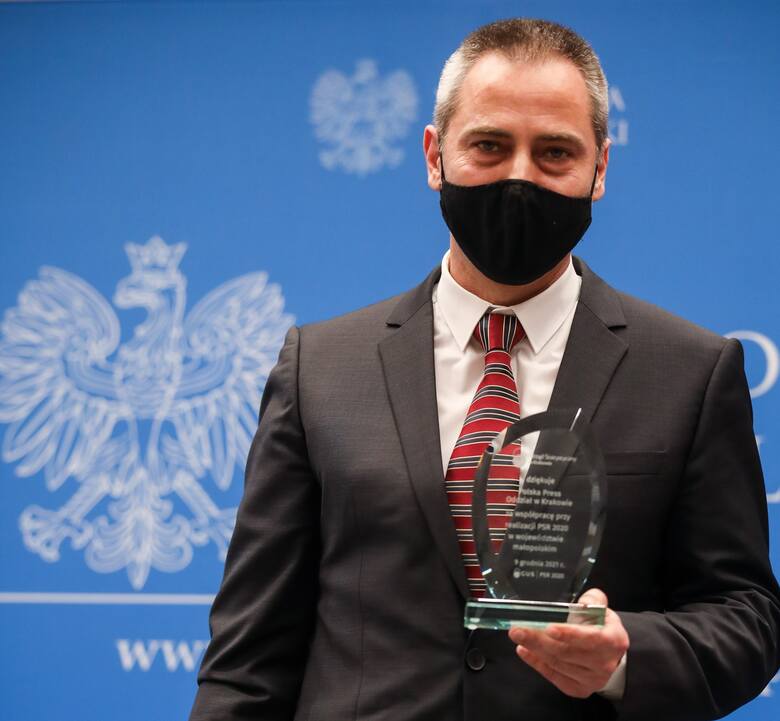 Marcin Pitala, koordynator Sprzedaży Regionalnej PolskaPress, z nagrodą