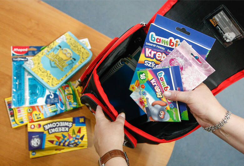 Kredki i inne pomoce szkolne pakowane do plecaka