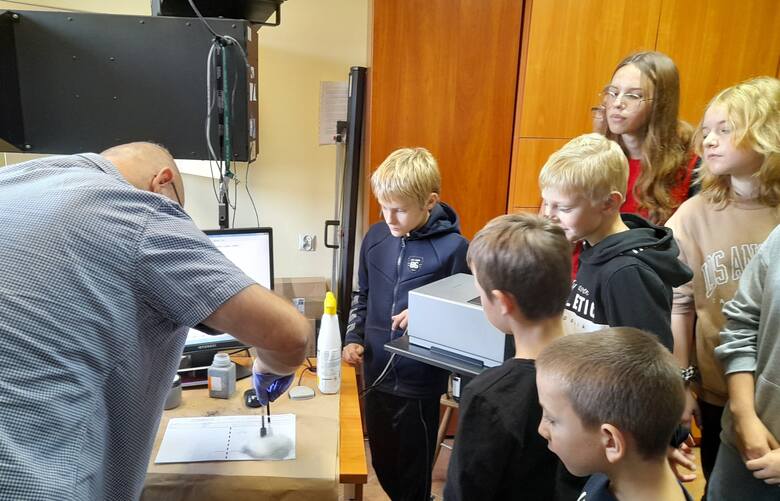 Młodzieżowa Drużyna Pożarnicza OSP Oświęcim poznała specyfikę pracy policji, zwiedzając komendę powiatową