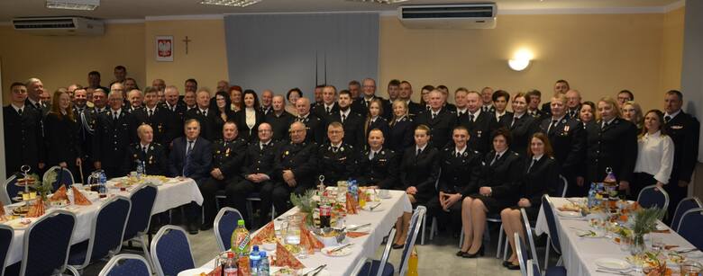 Pamiątkowe zdjęcie uczestników noworocznego spotkania druhów ochotników z jednostek OSP działających w gminie Mirzec oraz ich gości