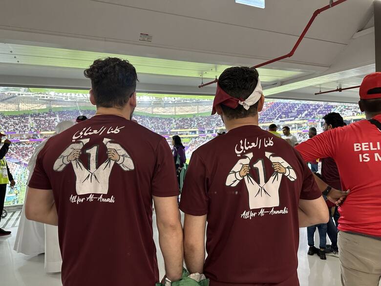 Kibice ubrani w T-shirty z arabskim wezwaniem: „Wszystko dla reprezentacji”