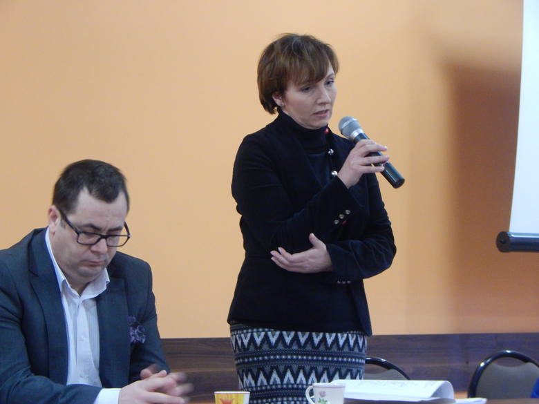 Spotkanie konsultacyjne w Dąbiu. Do zmiany nazwy powiatu przekonywała wiceburmistrz Gubina, Justyna Karpisiak.
