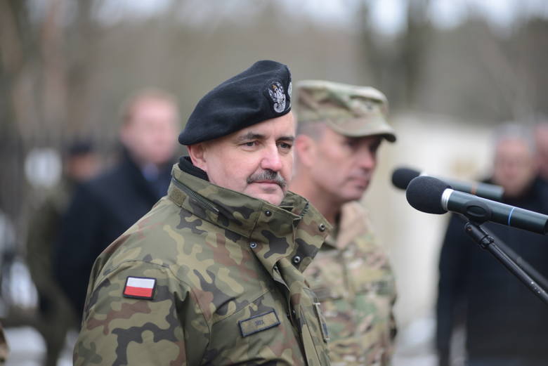 Generał dywizji Jarosław Mika w Żaganiu koło koszar.