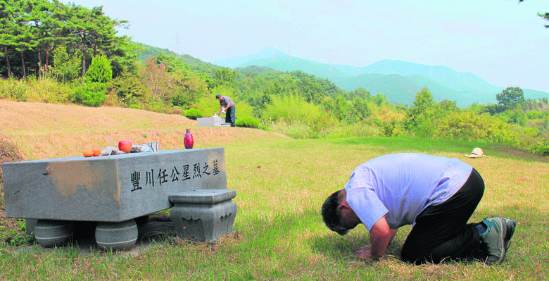 Jeden z koreańskich cmentarzy, niedaleko miasta Boryeong. Koreańczycy czczą swoich przodków przez organizowanie specjalnych posiłków  