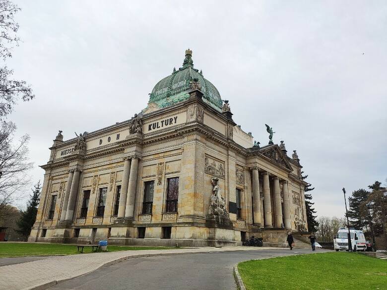 Dawna Hala Pamięci, wybudowana na cześć niemieckich cesarzy to najładniejszy budynek w Zgorzelcu, którego historia sięga 1902 roku, kiedy nastąpiło oficjalne