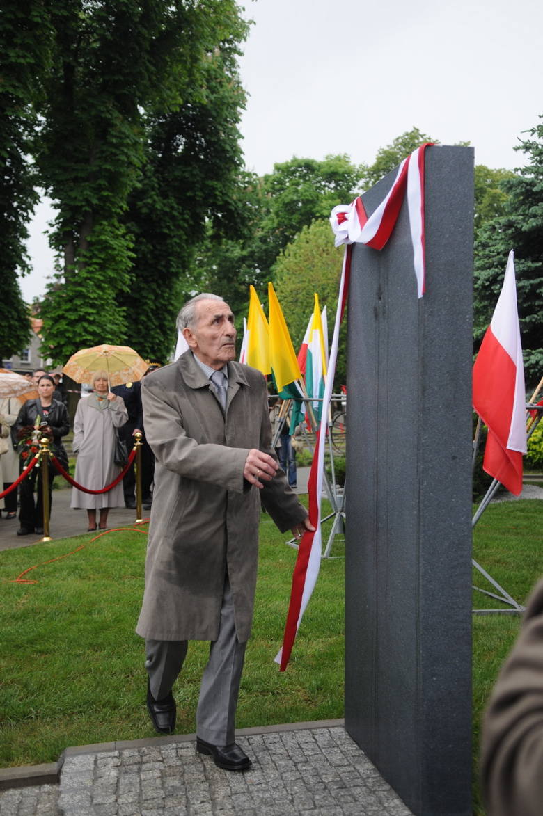 Salwa honorowa, poświęcenie pomnika przez Biskupa Regmunta oraz zerwanie szarfy przez jedną z najważniejszych osób uroczystości, Krzysztofa Donabidowicza, zwieńczyły 50. rocznicę Wydarzeń Zielonogórskich.