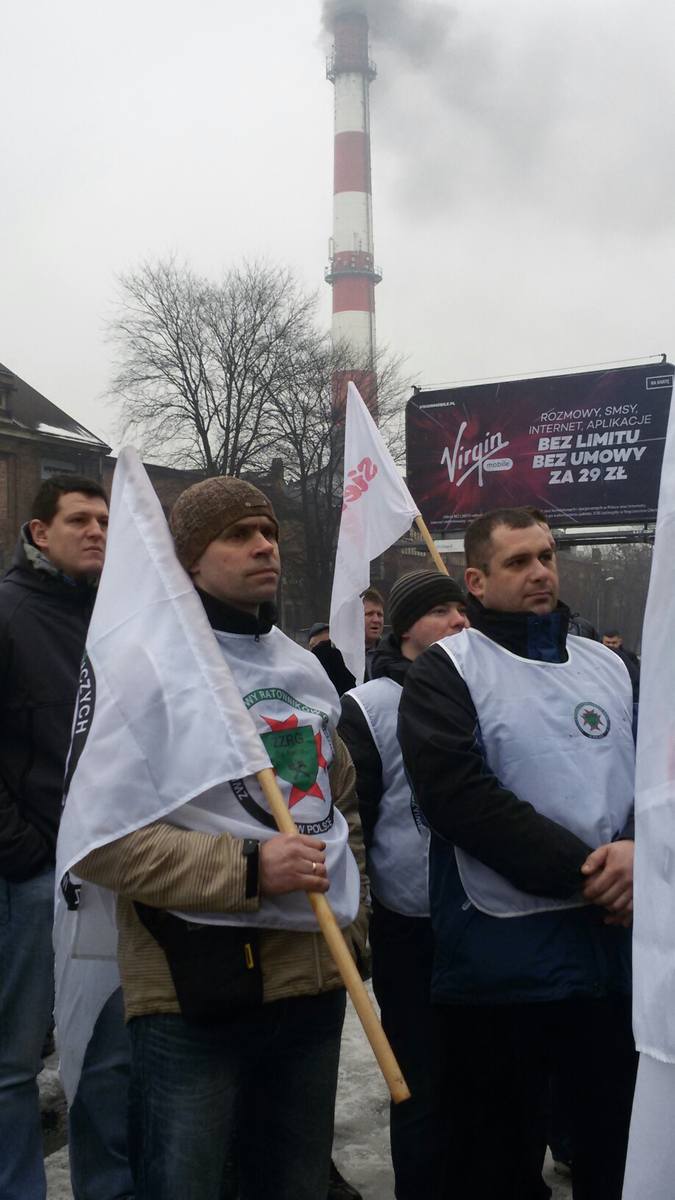 Manifestacja związkowa i górnicza przed kopalnią Boże Dary w Katowicach
