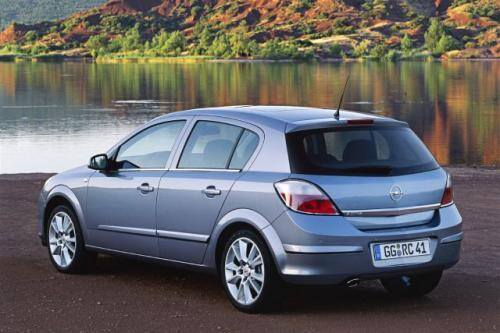 Fot. Opel: Astra napędzana silnikiem 1,4 l o mocy 90 KM okazała się autem nieco bardziej ekonomicznym od Peugeota.