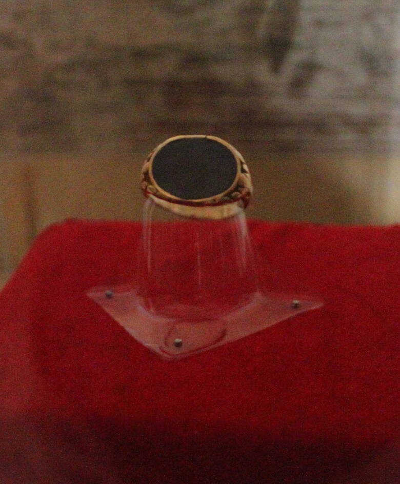 Cudowny pierścień biskupa Mikołaja z Przemyśla (w Muzeum Archidiecezjalnym w Przemyślu)