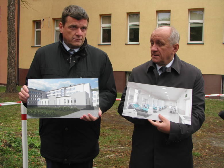 Dyrektor ostrowskiego szpitala Dariusz Bierła (z lewej) i starosta Paweł Rajski prezentują wizualizację nowego skrzydła, w którym znajdzie się SOR oraz