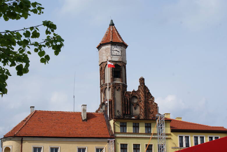W ocalałej z pożaru wieży gotyckiego ratusza znajdują się dwa wiekowe dzwony. Niestety do tej atrakcji turystycznej nie można w żaden sposób się dostać,