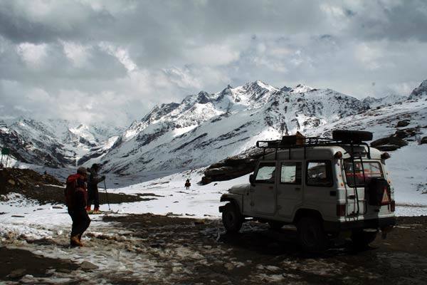 Podróz po Indiach<br /> Przelecz Rohtang na wysokości 3978 m n.p.m. Za nią zaczynają sie prawdziwe Himalaje.