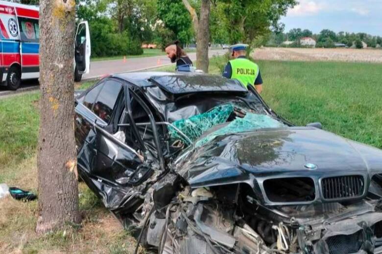 Śmiertelny wypadek w centrum Polski. Kobieta uderzyła autem w drzewo. Policja apeluje o ostrożność