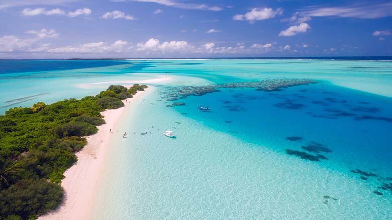 Piękna plaża i płytkie wody wokół atolu na Malediwach