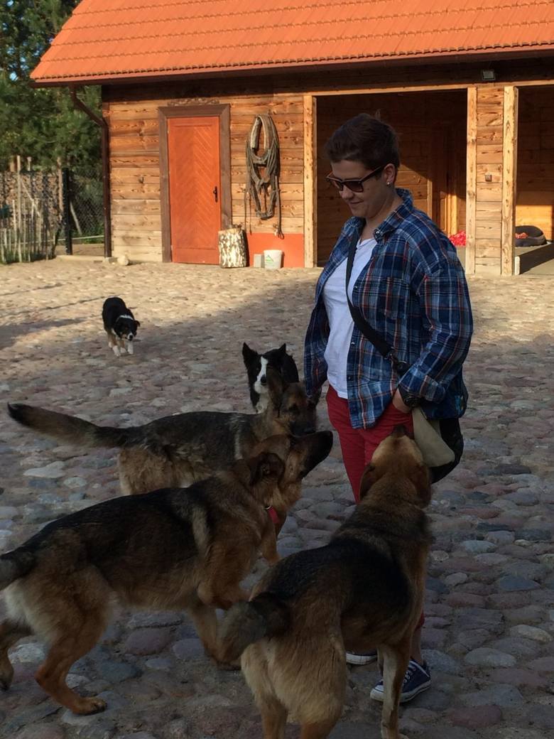 Anna Sekielska bardzo lubi przebywać w towarzystwie swoich zwierzaków. Rodzina hoduje 6 psów, 4 koty, królika, kameleona i mnóstwo gołębi.