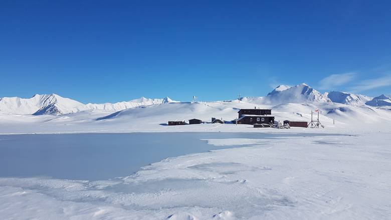 Zjawisko Rain-On-Snow przed Stacją Polarną Uniwersytetu Mikołaja Kopernika na Spitsbergenie.