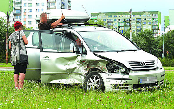 Toyota zatrzymała się po wypadku dopiero na pasie zieleni rozdzielającym jezdnie ul. Puszkina. <br>