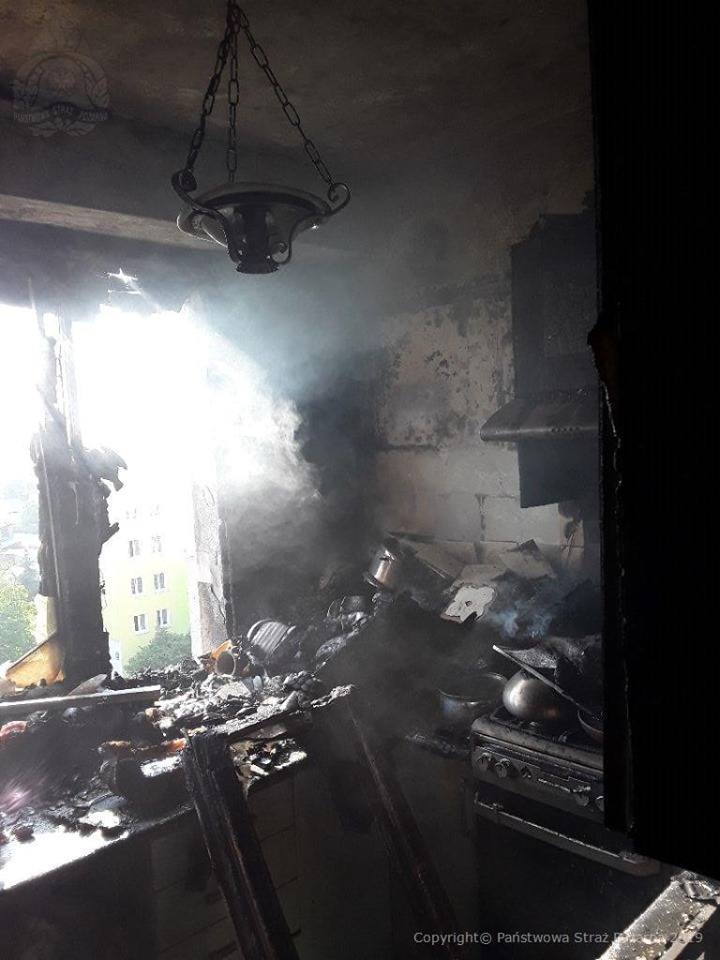 Pożar mieszkania w bloku przy ul. Sucharskiego w Skierniewicach