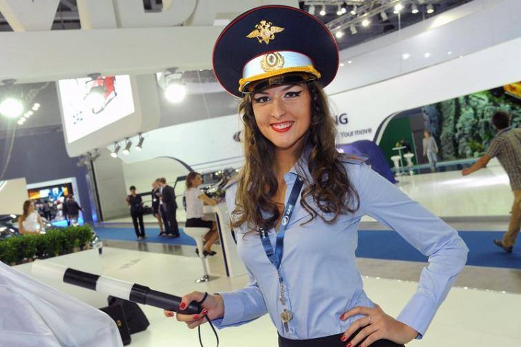 Dziewczyny - zdjęcia modelek z salonu samochodowego Moskwa 2012