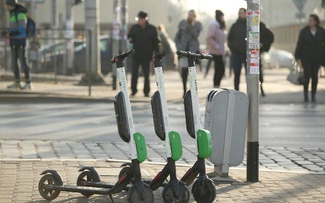 Kraków. Hulajnogi elektryczne sieją postrach. Kiedy zostaną wprowadzone nowe przepisy? [ZDJĘCIA]