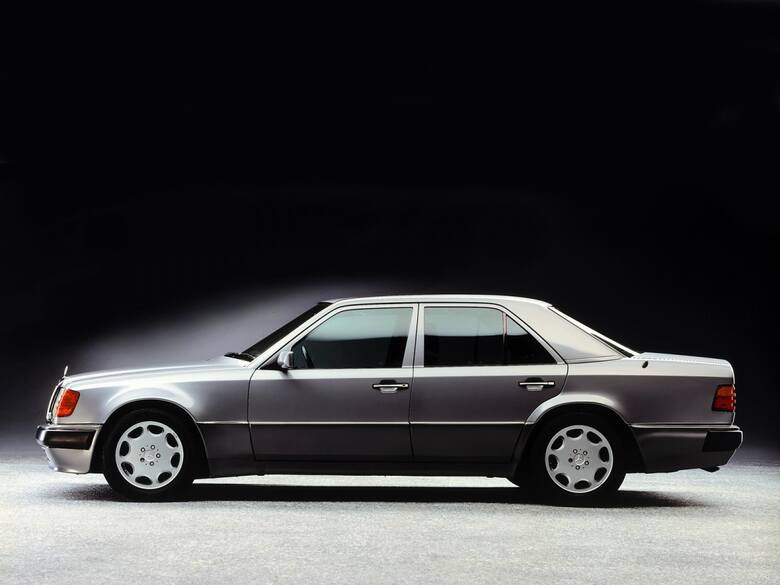 Umieszczenie silnika o pojemności 5 litrów i mocy 326 KM pod maską limuzyny było w 1990 roku prawdziwą rewolucją. Dziś model E 500 należy do najbardziej