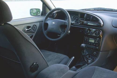 Fot. Ford: Wnętrze Mondeo w najbogatszej wersji wyposażenia Ghia.